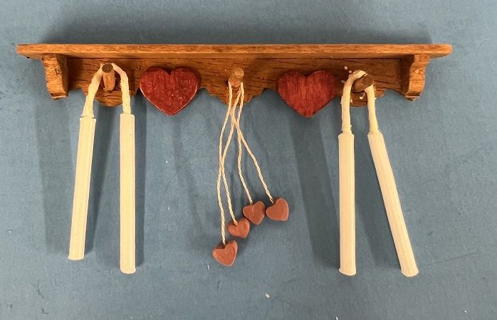 Wooden Amish Peg Holder with Candles mc06052