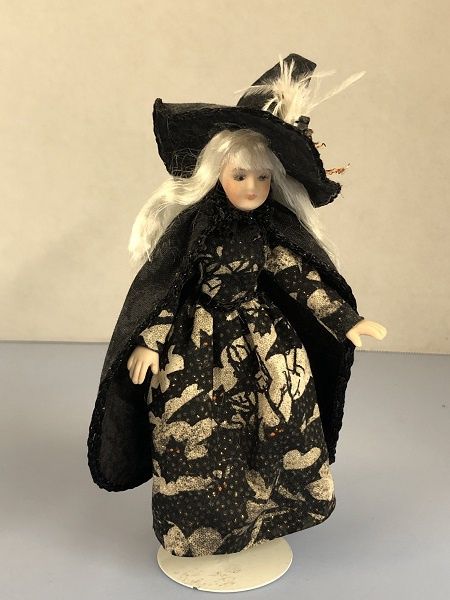Young Witch mc03321