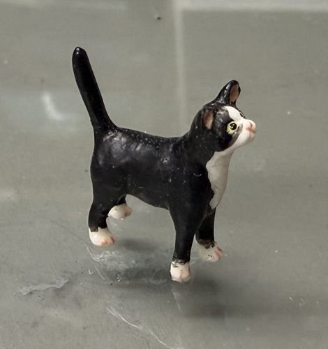 1/24th Black &amp; White Cat Tail Up