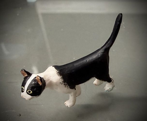 1/24th Black &amp; White Cat Leaning