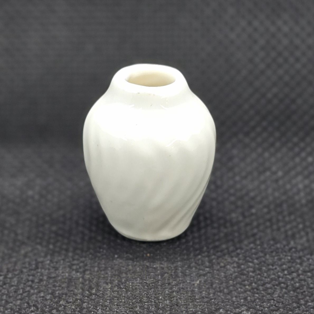 MC23456 White Ceramic Swirl Vase