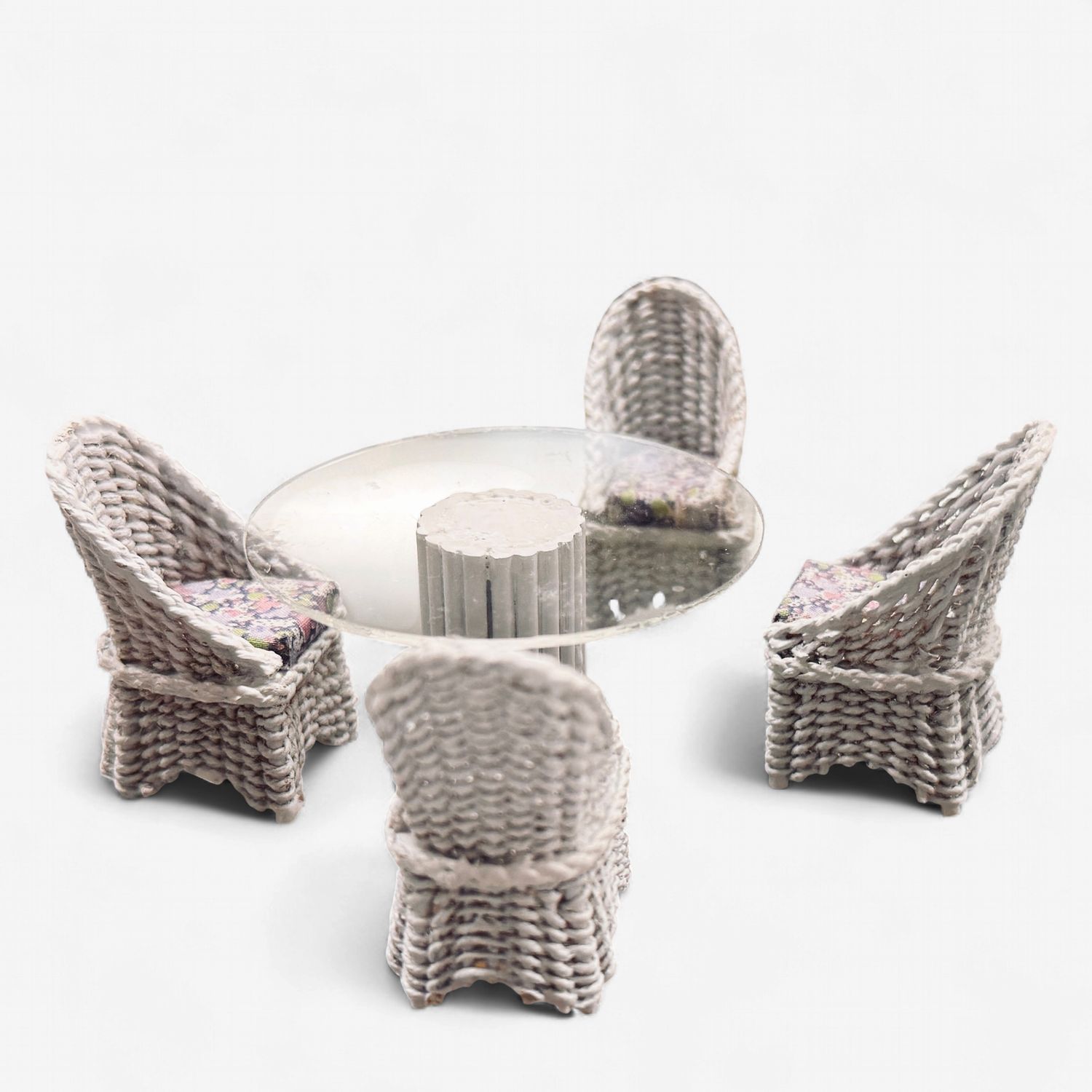 MC20000 1/24th Table and 4 White Wicker Chairs