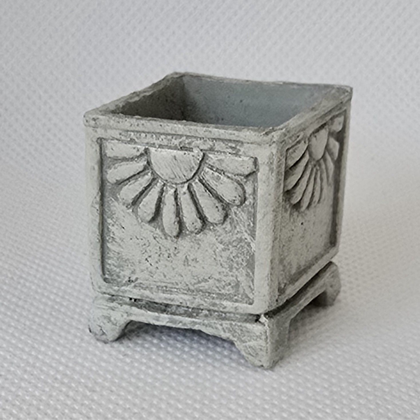 GT16489b Square Stone Planter -Daisy