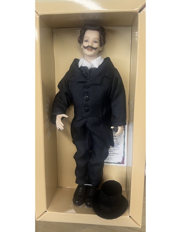 Gentleman with top hat in black suit