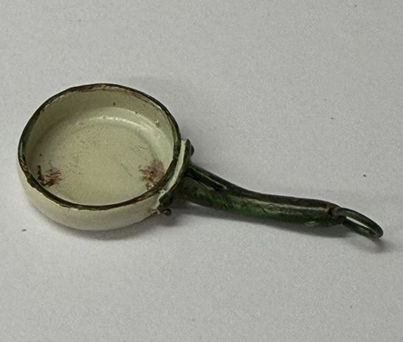1/24th Beige Enameled Skillet