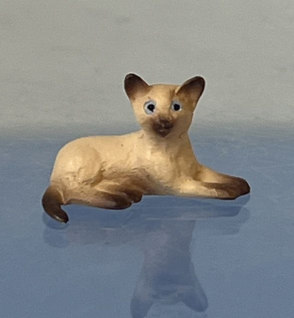 1/24th Lying Siamese Cat