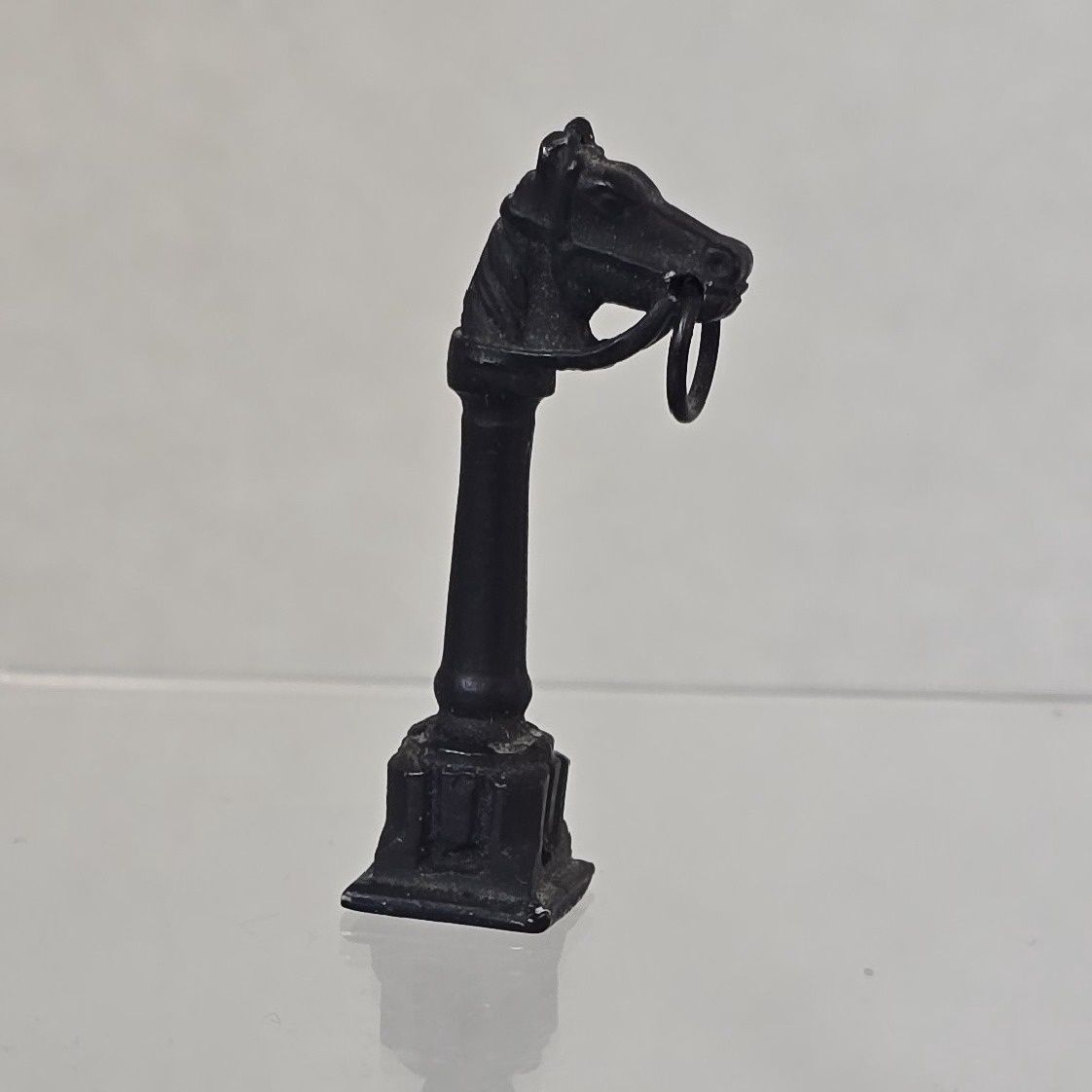 1/24th Horse Head Hitching Post Black mc340xBL
