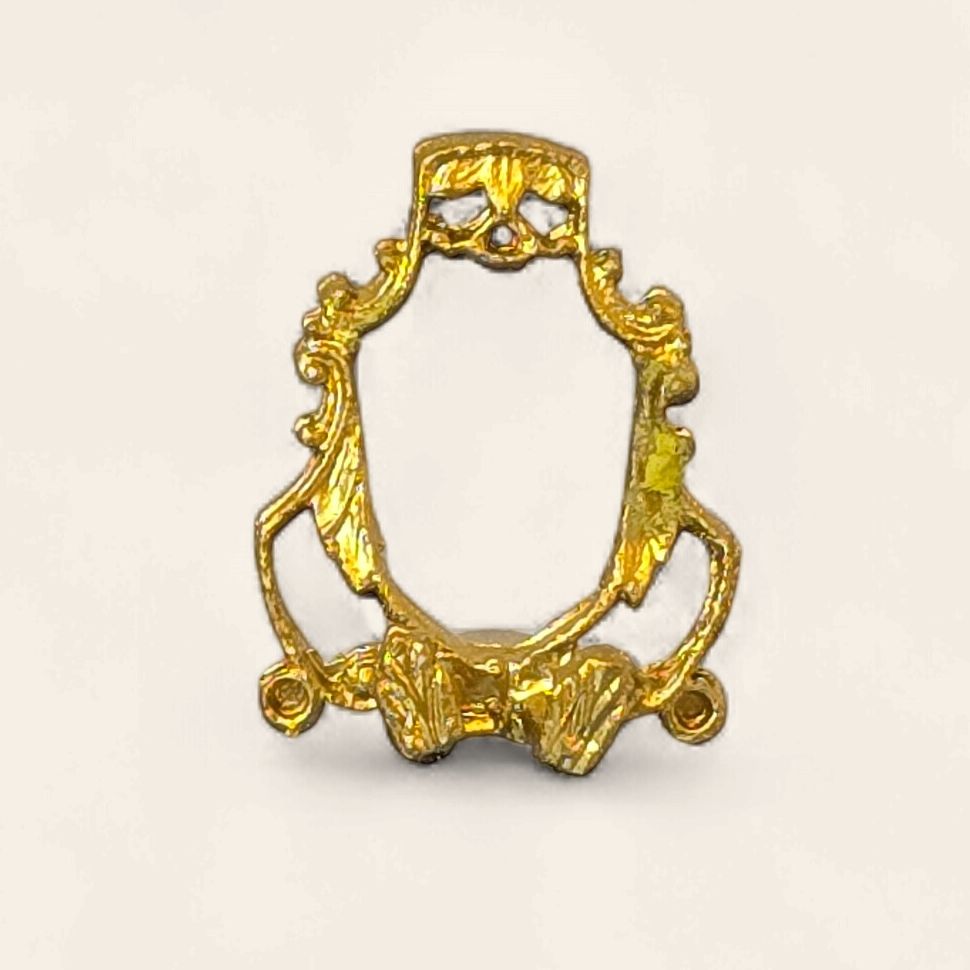 MC01115 Fancy Crest Gold Tone Metal Plate Stand