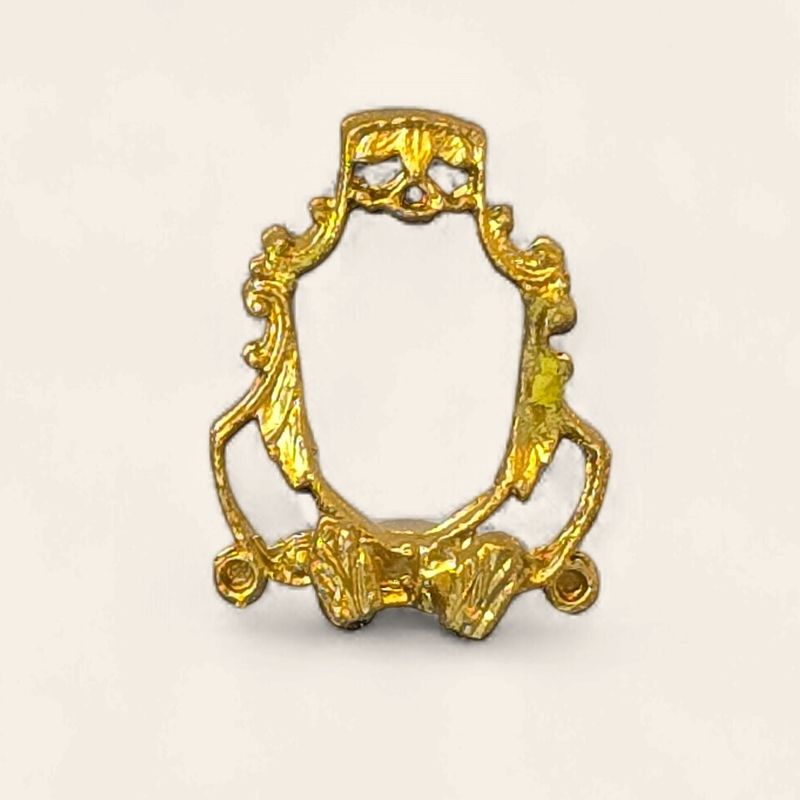 MC01115 Fancy Crest Gold Tone Metal Plate Stand
