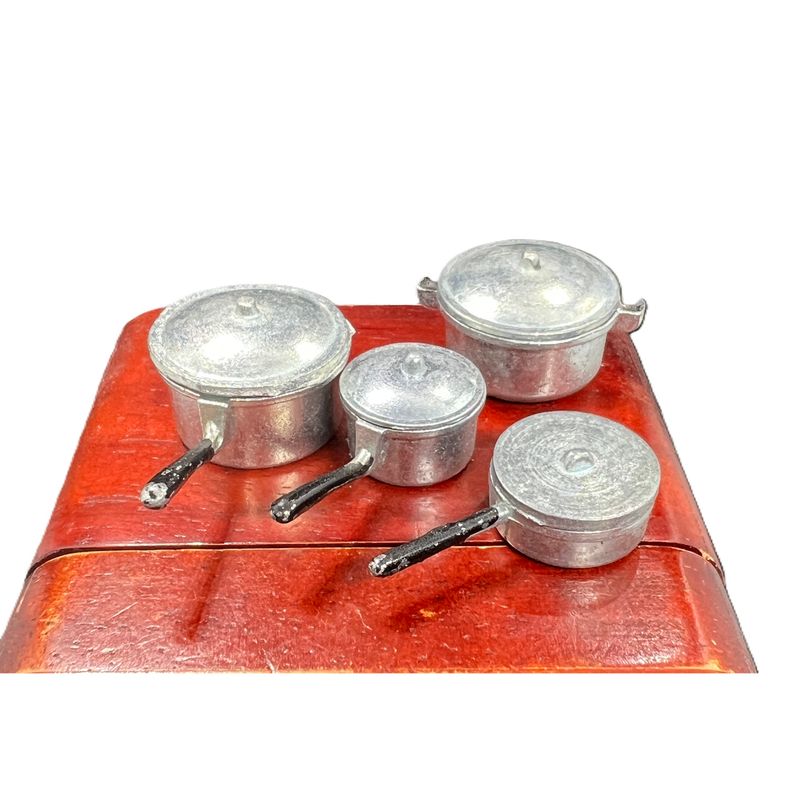 4 Saucepans with Lids