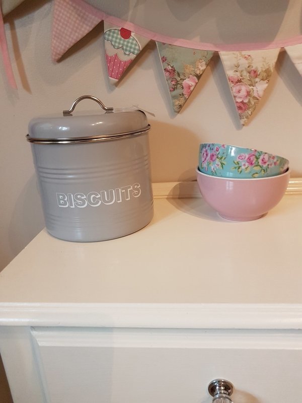 Metal biscuit tin