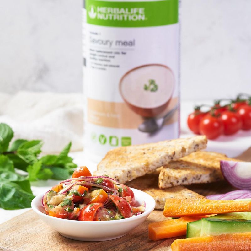 Toast con pomodori e salsa ai funghi