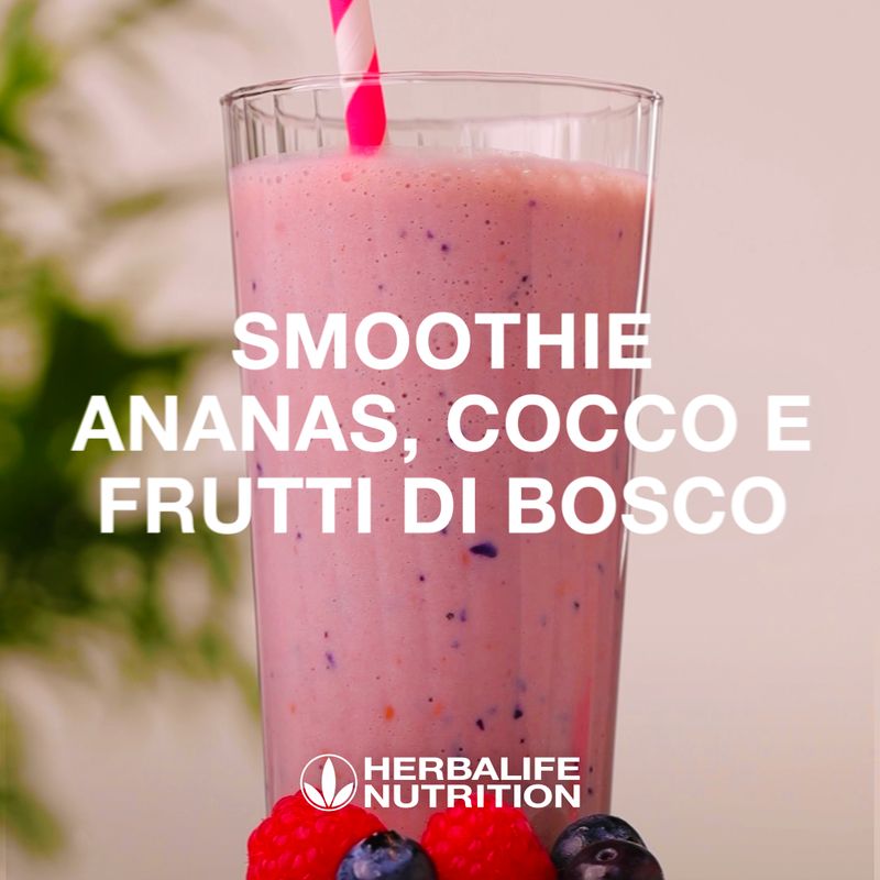 Smoothie ananas, cocco e frutti di bosco