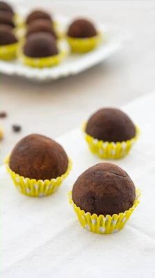 tartufini al cioccolato e mandorla, tartufini proteici, ricetta tartufini, Herbalife, barrette proteiche Herbalife, mandorla ricoperta al cioccolato, vaniglia ricoperta al cioccolato, dolce facile, snack goloso, merenda sana, ricetta veloce, dolcetto fit, cacao, mandorle, datteri, olio di cocco, dessert semplice, snack proteico, ricetta blog, dolce da preparare in anticipo