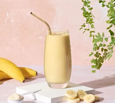 torta proteica in tazza, mug cake banana cream e cioccolato, ricetta dietetica, ricetta facile, dolce veloce, ricetta microonde, Herbalife Nutrition, Formula 1 Banana Cream, colazione veloce, dessert veloce, torta in tazza, ricetta sana, ricetta light, dolce proteico, snack dolce, ricetta blog, benessere, alimentazione sana, cacao, cioccolato fondente