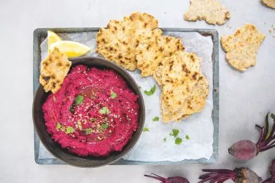 hummus alla barbabietola, ricetta hummus, hummus veg, crema di ceci, ricetta sana, ricetta facile, ricetta light, Herbalife, Protein Bake Mix Herbalife, ricetta proteica, snack sano, aperitivo sano, crema spalmabile, barbabietola, ceci, tahini, coriandolo, cumino, ricetta blog, benessere, alimentazione sana, ricetta veloce, piatto leggero