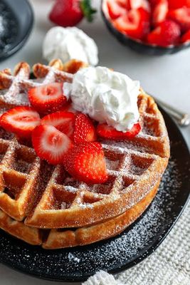 waffle proteici, ricetta waffle, waffle Herbalife, Formula 1 Vaniglia Créme, Protein Bake Mix Herbalife, ricetta facile, colazione proteica, snack proteico, ricetta veloce, waffle sani, ricetta blog, benessere, alimentazione sana, colazione sana, frutti di bosco, dolce fit, ricetta fitness, waffle dorati, ricetta con uova, farina d’avena