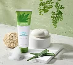 Bagno schiuma Herbal Aloe: flacone di plastica morbida, etichetta con scritta in rilievo "Herbal Aloe". Consistenza cremosa, profumo delicato di aloe vera. Ideale per pelli sensibili. Formato da 250 ml.