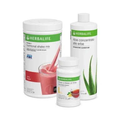 Colazione  kit base  infuso limone gr. 51 aloe conc 250ml  formula 1 gr550 gusto Menta e Cioccolato Physical Colazione Kit Base Infuso Limone gr. 51 Aloe Conc 250ml Formula 1 gr550 Gusto Menta e Cioccolato Inizia la tua giornata con energia e benessere! Questo kit completo Herbalife è progettato per offrirti una colazione nutriente e bilanciata, ideale per chi cerca di mantenere uno stile di vita sano e attivo. Perfetto per tutta la famiglia, il kit include: 
 Infuso al Limone (51g) : Una bevanda rinfrescante e ricca di erbe, ideale per favorire l’idratazione e stimolare il metabolismo. 
 Aloe Concentrato (250ml) : Un integratore alimentare a base di aloe vera, noto per le sue proprietà digestive e detossinanti. 
 Formula 1 Gusto Menta e Cioccolato (550g) : Un delizioso shake nutrizionale, ricco di proteine e vitamine essenziali, perfetto per una colazione veloce e sana. 
 Benefici principali: 
 Supporto nutrizionale completo : Fornisce proteine, vitamine e minerali per soddisfare le esigenze del tuo corpo. 
 Facile da preparare : Ideale per chi ha poco tempo al mattino. 
 Sapore irresistibile : La combinazione di menta e cioccolato rende il shake un piacere quotidiano. 
 Benessere digestivo : Grazie all'aloe vera e all'infuso alle erbe, aiuta a mantenere una digestione equilibrata. 
 Perché scegliere Herbalife? Con Herbalife, hai la garanzia di prodotti di alta qualità, formulati per supportare il tuo benessere e aiutarti a raggiungere i tuoi obiettivi di salute e forma fisica. Peso totale: 850g 
 Categoria: Integratori per tutta la famiglia Acquista ora il tuo kit base per una colazione sana e scopri il piacere di iniziare la giornata con energia e vitalità! Herbalife negozio online Italia