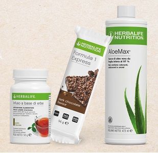 Colazione kit base e Formula 1 Sostitutivo del Pasto 7 barrette MIRTILLO ROSSO E CIOCCOLATO BIaNCO aloe concentrato e te Limone gr 51 Physical Integratore Colazione Formula 1 Sostitutivo del Pasto - 7 Barrette Mirtillo Rosso e Cioccolato Bianco + Aloe Concentrato e Tè Limone Inizia la giornata con energia e gusto! 
Questo esclusivo set Herbalife combina praticità, nutrizione bilanciata e sapori irresistibili per offrirti una colazione completa e salutare. Perfetto per chi cerca un sostitutivo del pasto veloce e nutriente, ideale per uno stile di vita attivo e dinamico. Caratteristiche principali: 
 
 7 Barrette Formula 1 Mirtillo Rosso e Cioccolato Bianco: 
Deliziose barrette ricche di proteine e fibre, con un mix di sapori dolci e fruttati. Ogni barretta è formulata per fornire i nutrienti essenziali di un pasto completo, aiutandoti a mantenere energia e sazietà durante la giornata. 
 Peso singola barretta: 51 g.
 
 
 Aloeconcentrato: 
Bevanda concentrata a base di aloe vera, ottima per favorire l’idratazione e il benessere digestivo. Un complemento ideale per il tuo regime alimentare sano. 
 Formato: 473 ml.
 
 
 Tè al Limone: 
Infuso a base di erbe con un gusto rinfrescante di limone, perfetto per stimolare il metabolismo e mantenere la concentrazione. 
 Peso: 50 g.
 
 Perché sceglierlo? 
 Pratico e veloce: Ideale per chi ha poco tempo al mattino ma non vuole rinunciare a una colazione nutriente. 
 Supporta uno stile di vita sano: Ricco di proteine, vitamine e minerali per aiutarti a raggiungere i tuoi obiettivi di benessere. 
 Gusto irresistibile: La combinazione di mirtillo rosso e cioccolato bianco rende ogni barretta una delizia. Herbalife negozio online Italia
