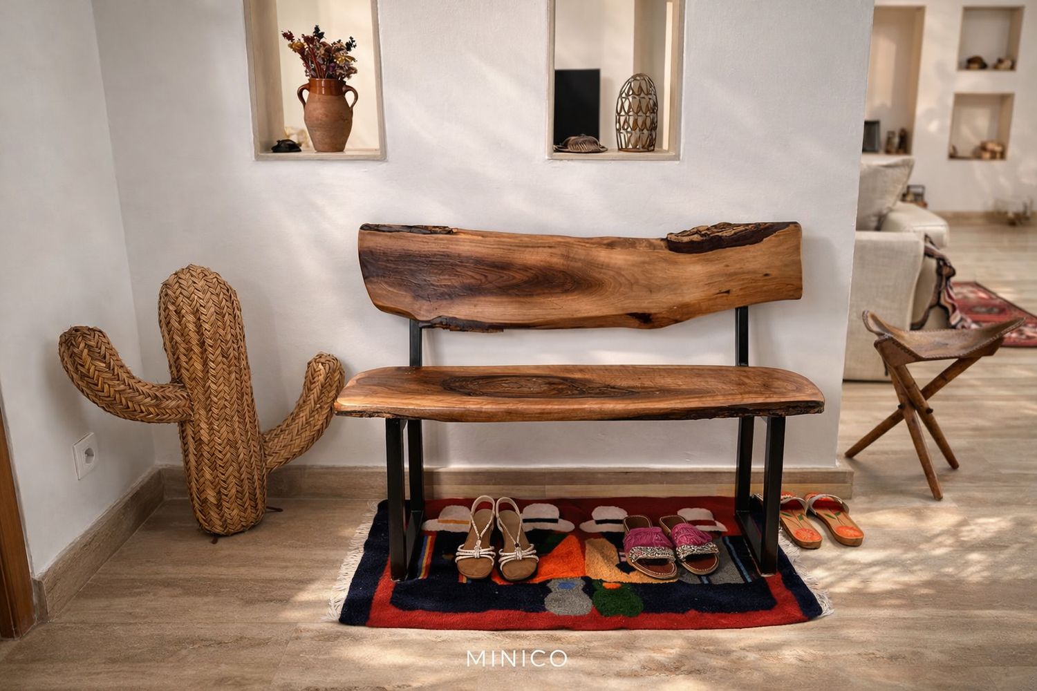 Banc artisanal en noyer massif et pieds métal