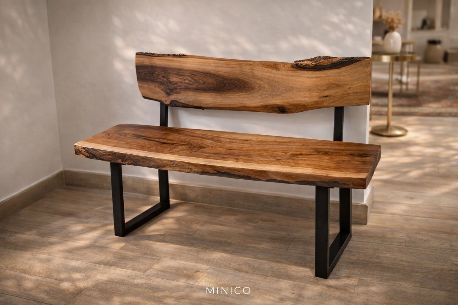 Banc artisanal en noyer massif et pieds métal