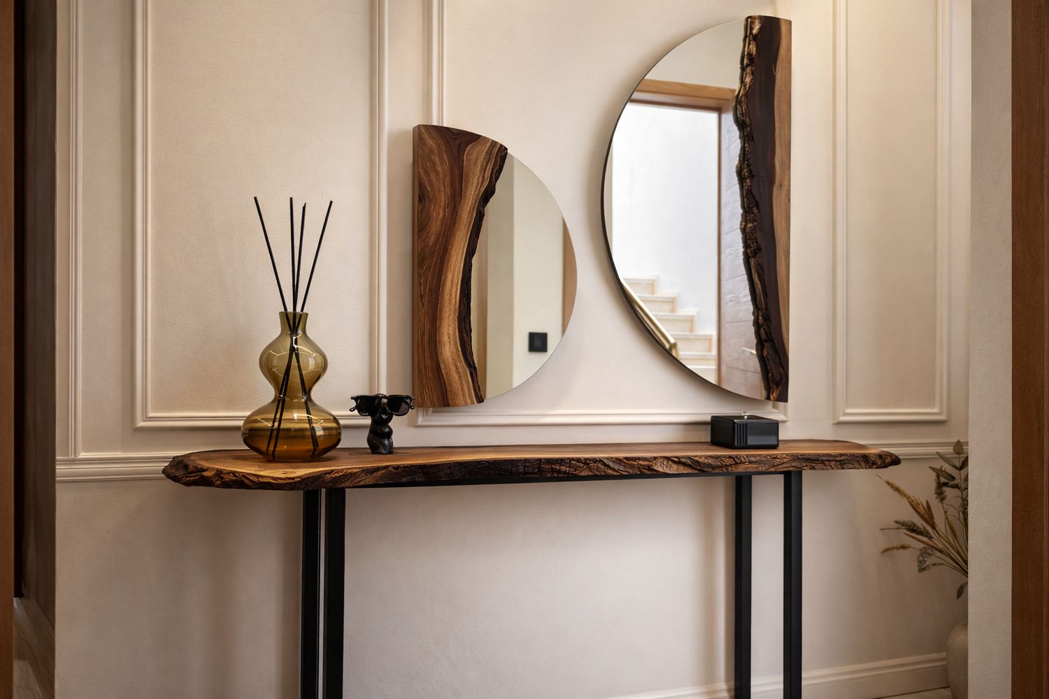 Console miroir en noyer massif au style contemporain