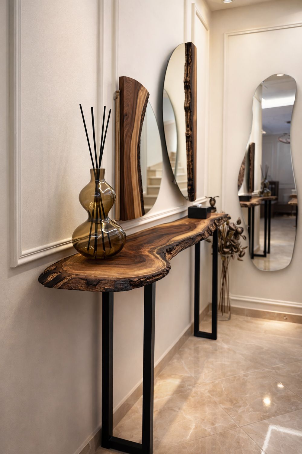 Console miroir en noyer massif au style contemporain