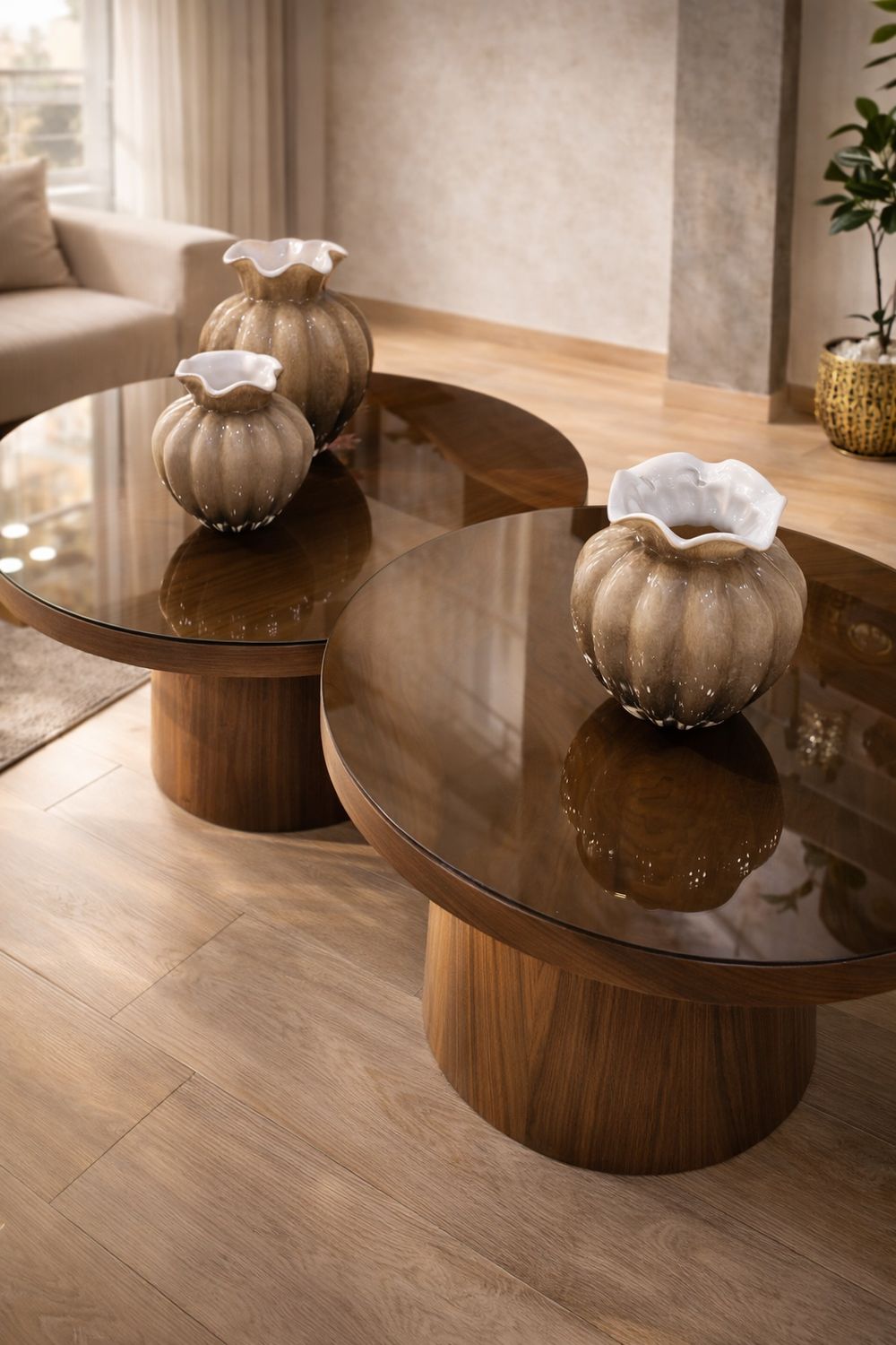 Tables basses rondes en bois de noyer