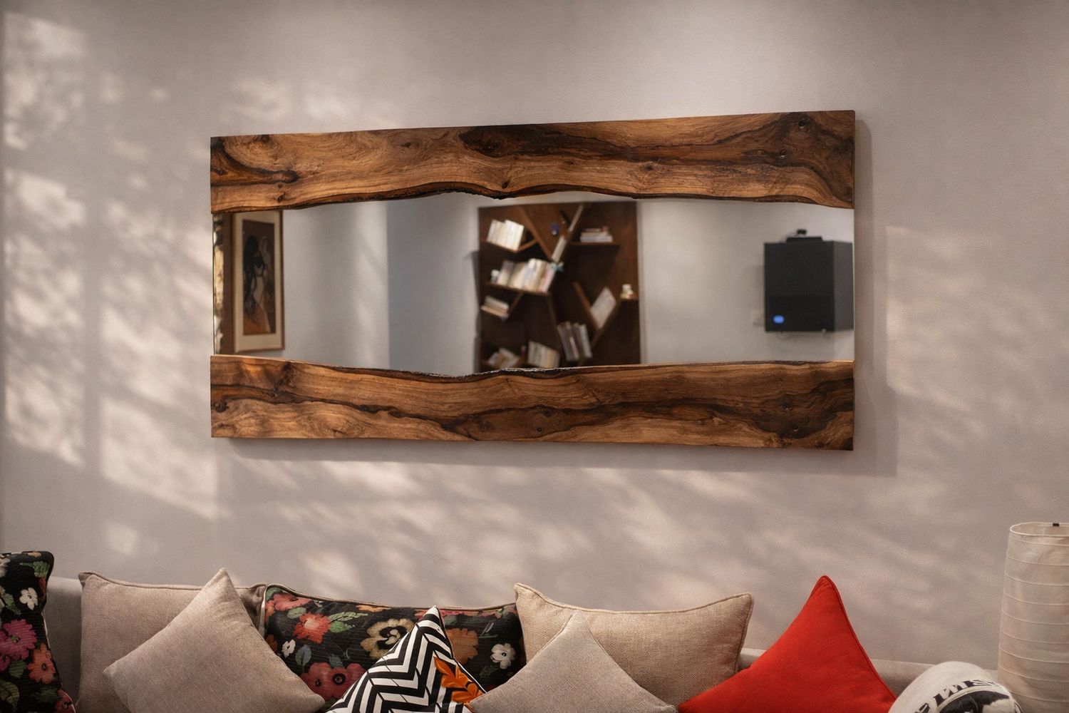 Miroir mural en noyer massif