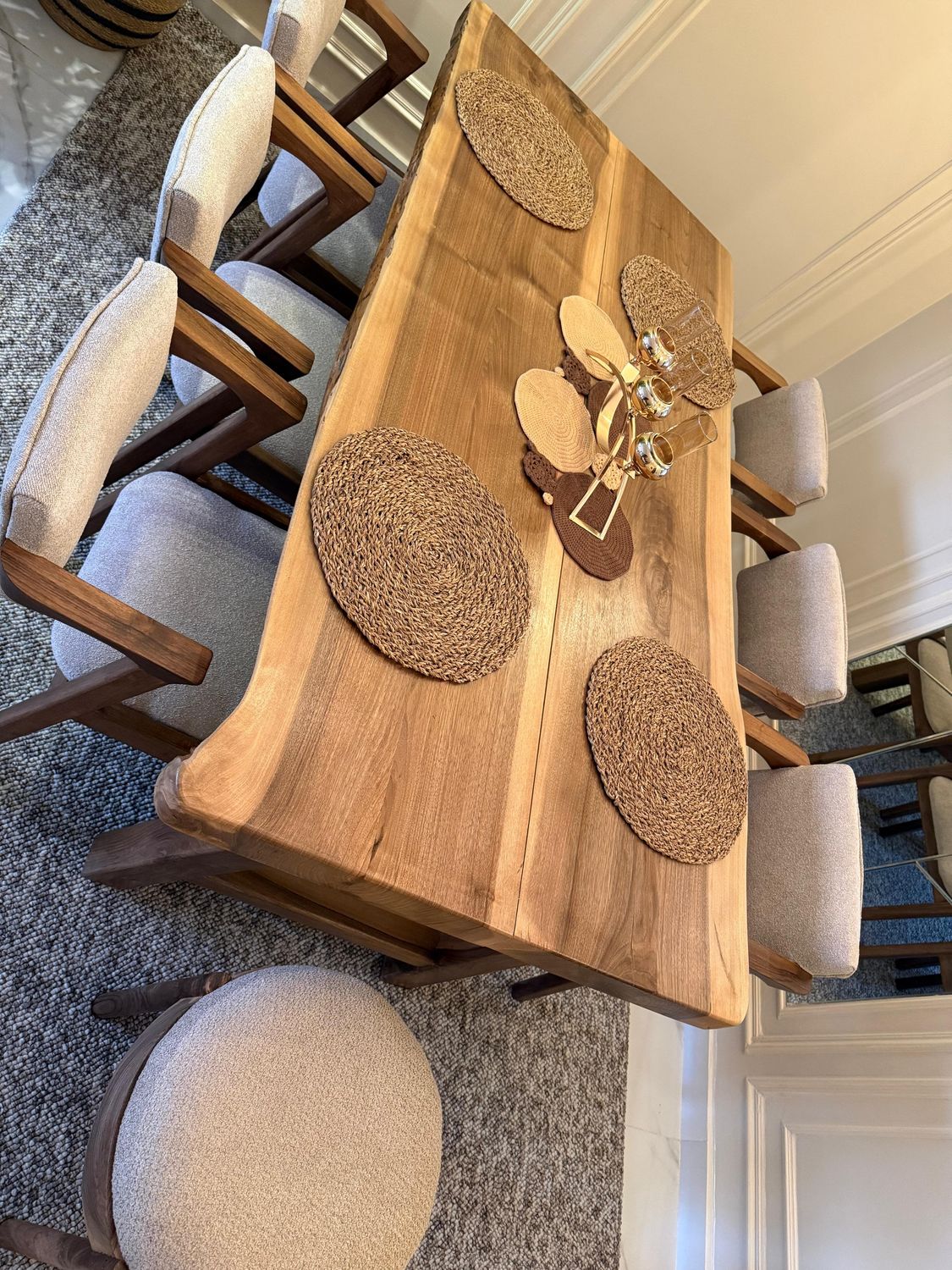 Table à manger en bois massif de noyer