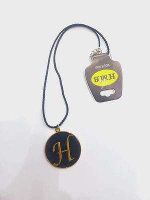 ‏علاقي مراية على شكل حرف H