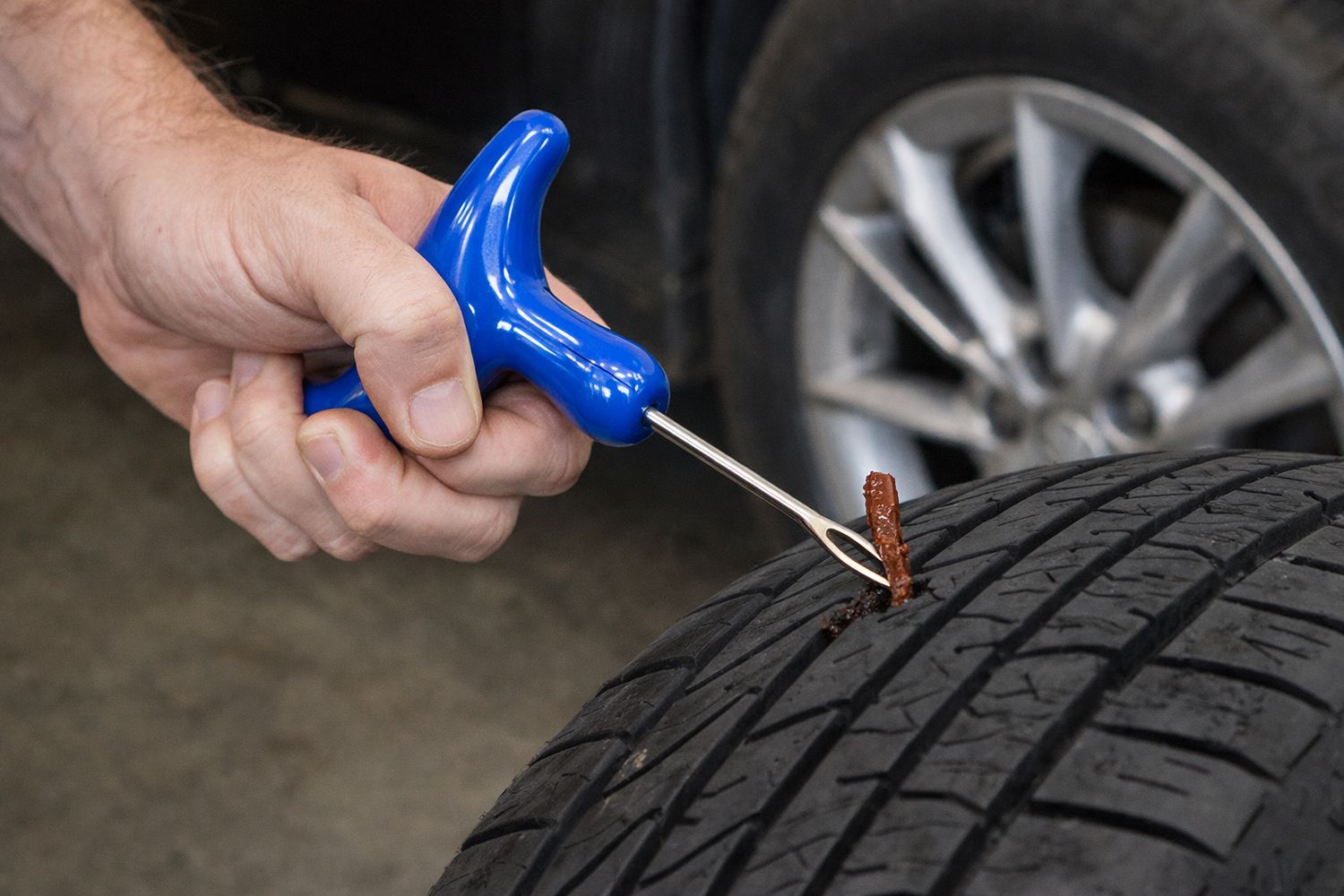 طقم إصلاح ثقب الإطارات للسيارات مع أدوات الإدخال والمطاط طقم إصلاح ثقب الإطارات للسيارات مع أدوات الإدخال والمطاط