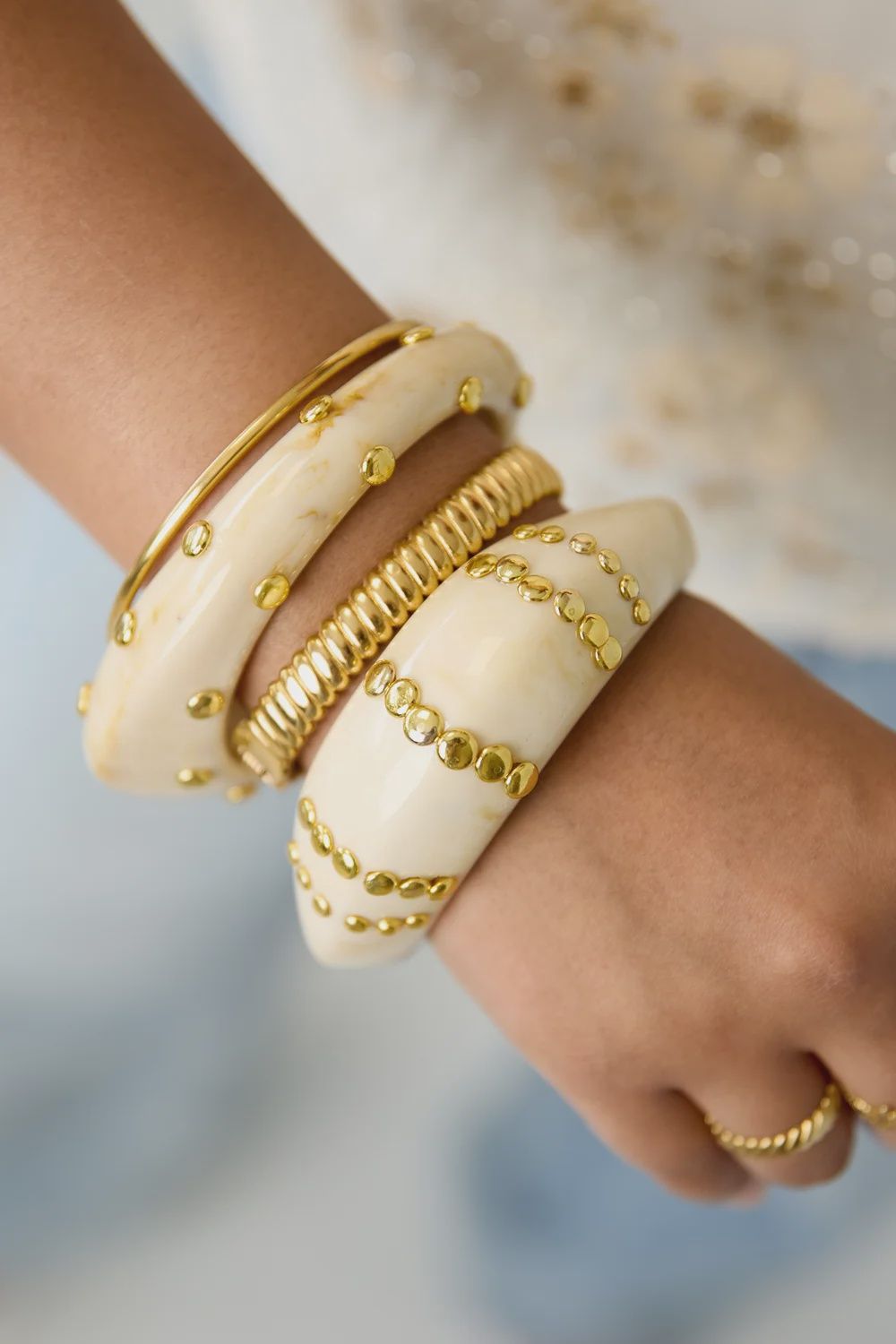 Resin Big Bangle - Beige / Striped Studs Gold