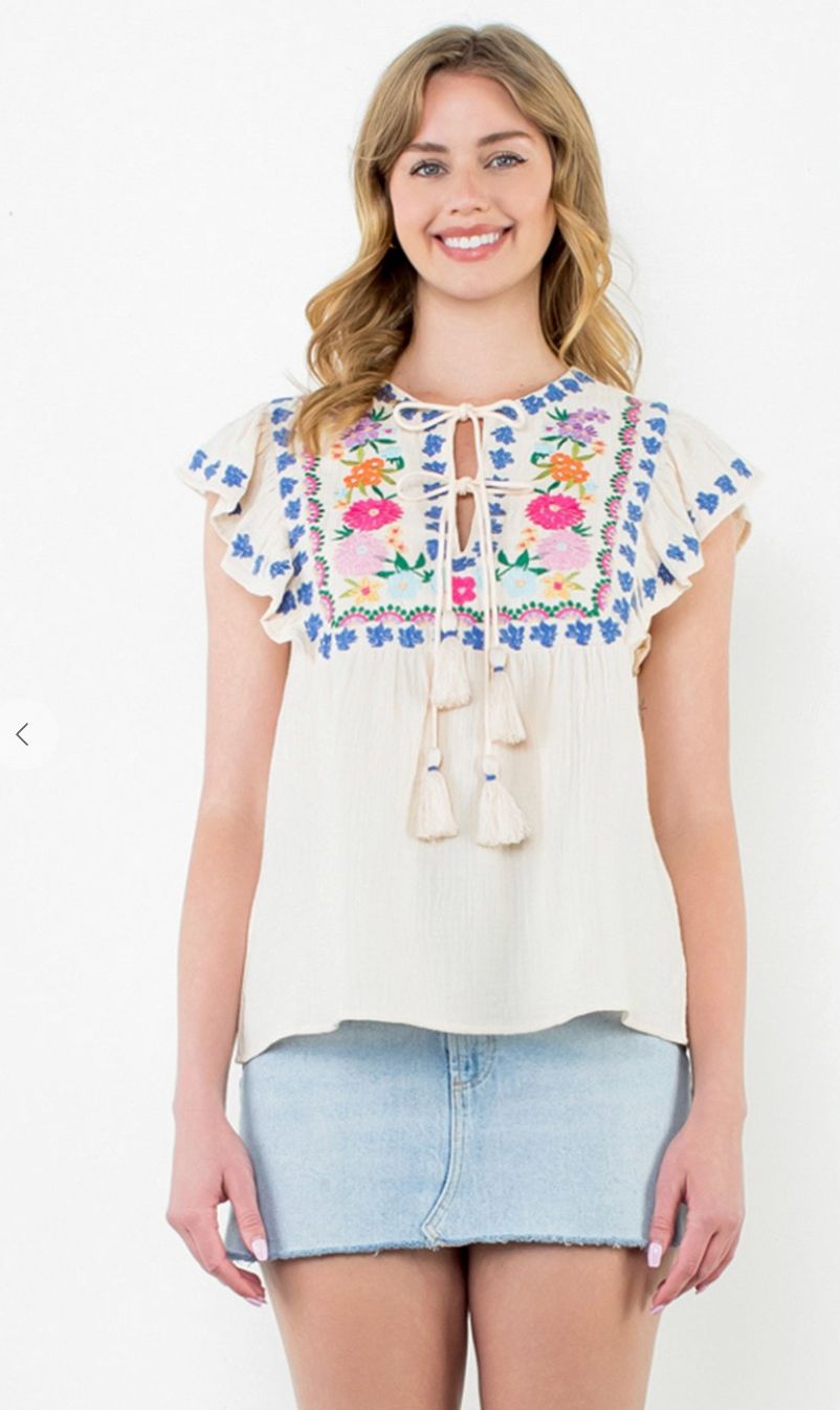 EMBROIDERED DETAIL FLUTTER SLEEVE TOP