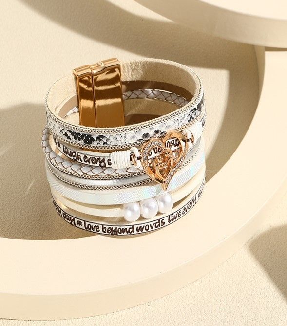 MAGNETIC BUCKLE HEART BRACELET, Color: OFF WHITE, Size: ONE SIZE