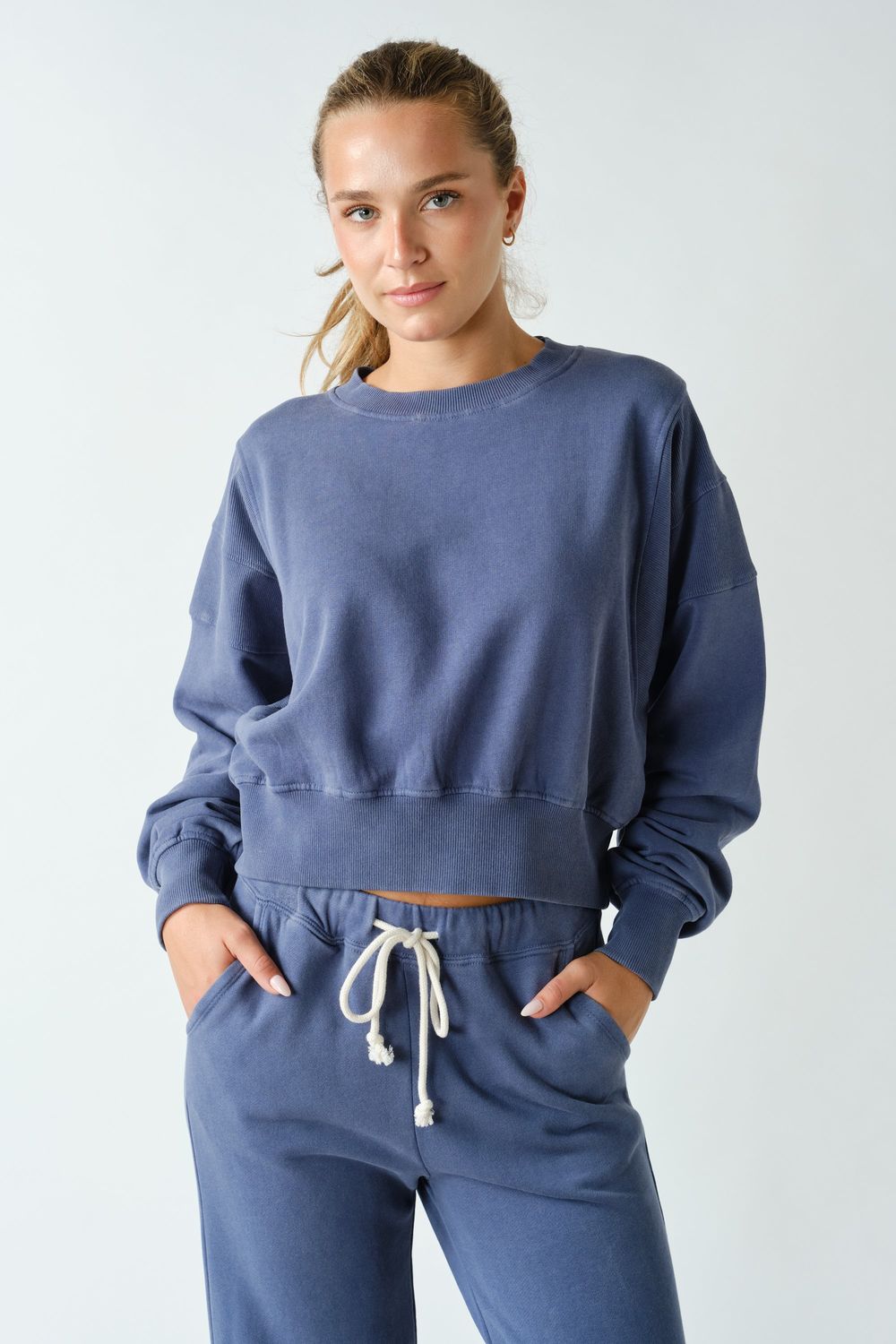 MINERAL WASH CROPPED SWEATSHIRT