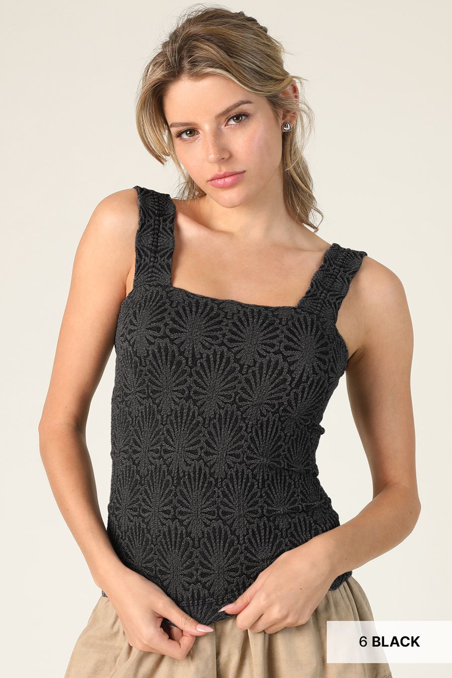 LACE TEXTURED SQUARE TOP - BLK