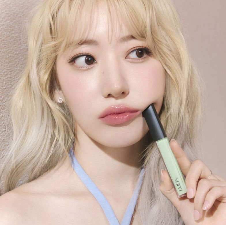 Luna Long-Lasting Corrector with Heart-Shaped Puff / 01 Mint Green