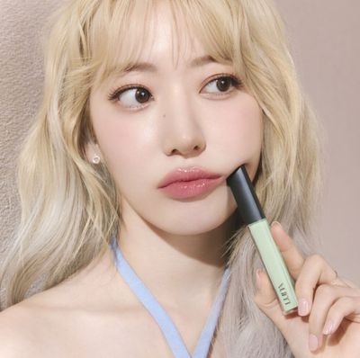 Luna Long-Lasting Corrector with Heart-Shaped Puff / 01 Mint Green