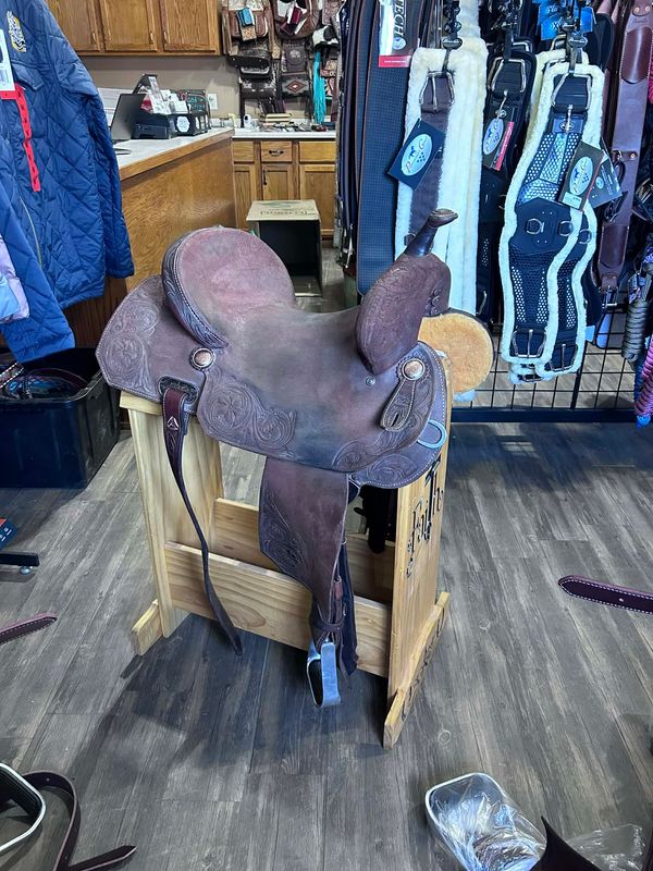 USED saddle 1530HD Chocolate Barrel Saddle