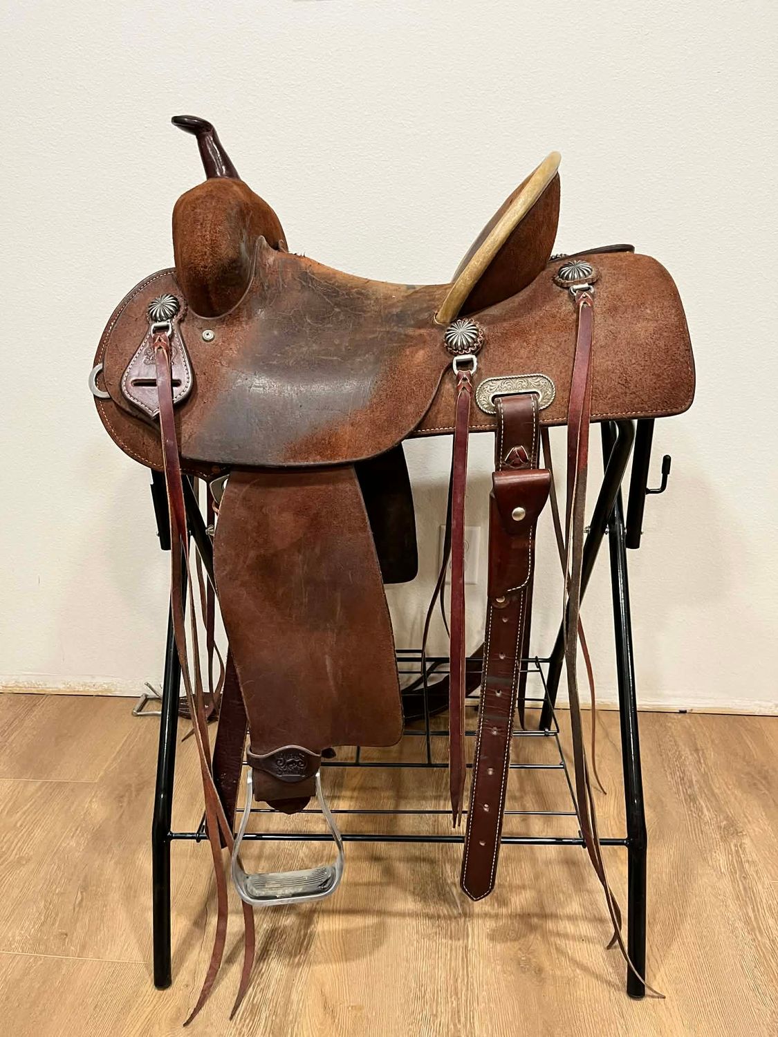 USED saddle 1430MD Choc Barrel Saddle w/Pencil Roll