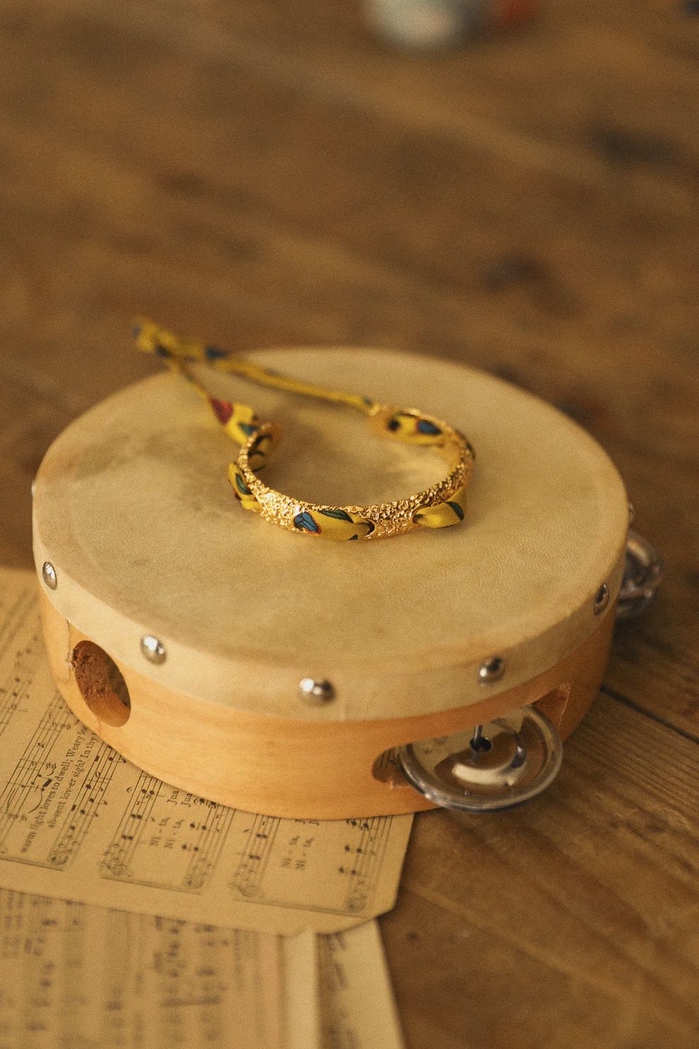 Queen, small, gold brass