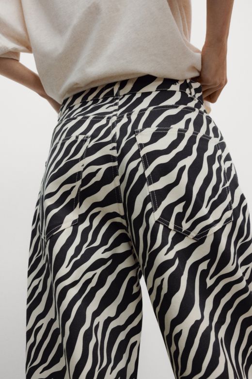 Zebra, jeans
