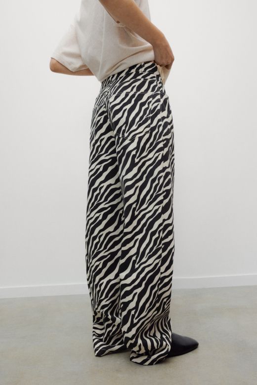 Zebra, jeans