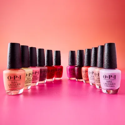 Nieuwste collectie nagellakken met frisse kleuren voor een moderne manicure
