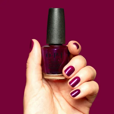 Donkere nagellakken voor een elegante en diepe kleur