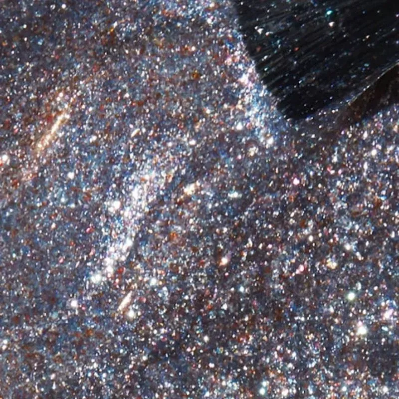 OPI nails the runway zilveren gellak met glitterafwerking. Semi-permanente nagellak in een stralende zilveren tint met schitterende glitters.