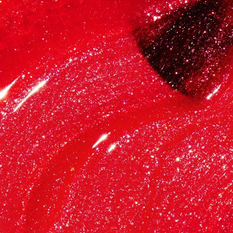 OPI nagellak Heart and Con-Soul, rood met een glinsterende afwerking voor een vurige en verfijnde uitstraling.