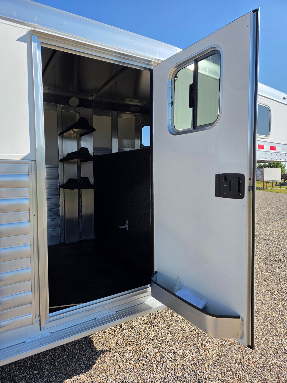 2027 4 Star 17' 3- Horse Slant Load Trailer